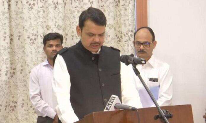 கிரிமினல் வழக்குகளில் சிக்கினார் மகாராஷ்டிரா முன்னாள் முதல்வர் ஃபட்னாவிஸ்!