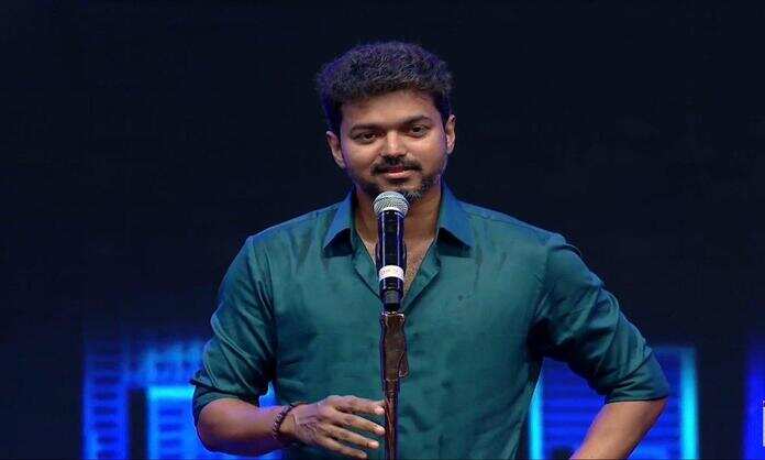 ‘நெருக்கடி ஏற்பட்டா ஒருத்தன் வருவான்.. அவன் லீடரா மாறுவான்.. அவன் தலைவன் ஆவான்!’ – அட விஜய் நல்லாவே பேசக் கத்துக்கிட்டார்!!