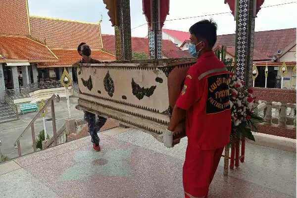 man-lived-with-wife-deadbody-for-21-years