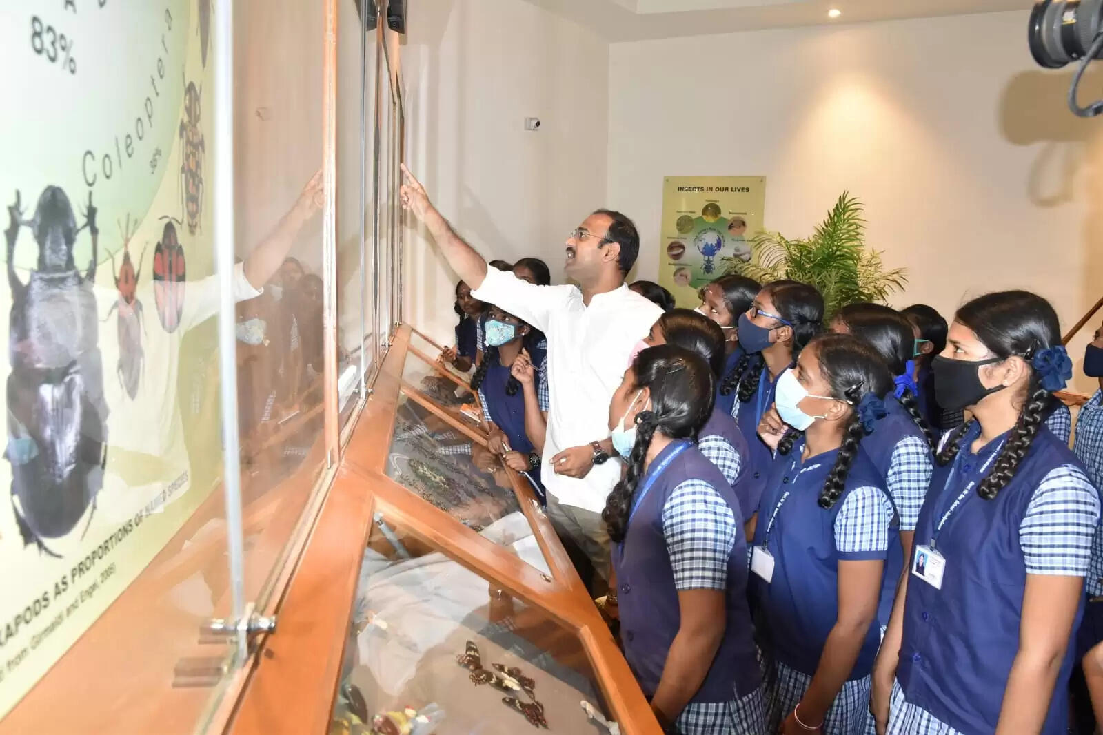 Coimbatore-Collector-who-traveled-by-bus-with-government-school-students