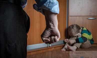 12 வயது சிறுவன் உடலில் வெந்நீர் ஊற்றி டார்ச்சர் செய்த டாக்டர் !!