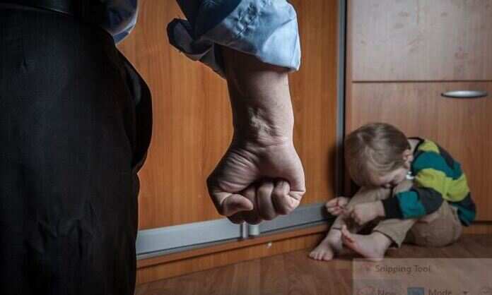 12 வயது சிறுவன் உடலில் வெந்நீர் ஊற்றி டார்ச்சர் செய்த டாக்டர் !!