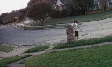 அமெரிக்காவில் பட்டப்பகலில் நூதனமான திருட்டு! தபால் பெட்டியில் கைவரிசை!!