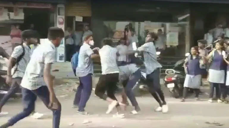 School-students-brutally-attacked-in-the-middle-of-the-road