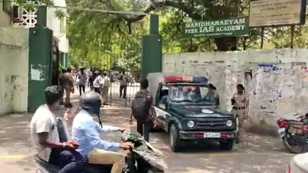 college-students-fight-in-road