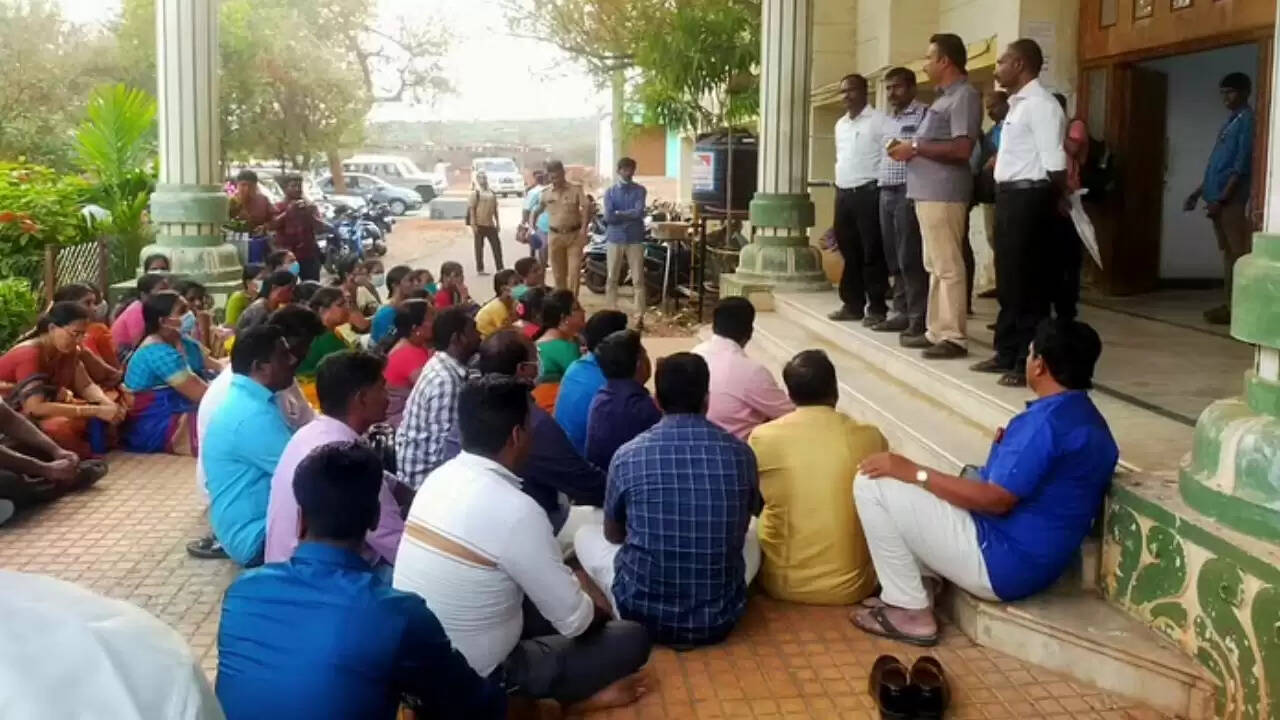 Teachers-in-fear-of-student-who-came-to-Theni-school