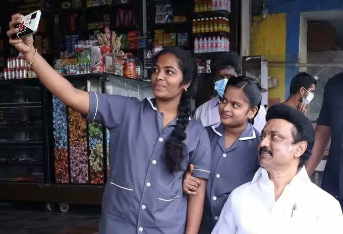 CM-Stalin-selfie-with-nurses