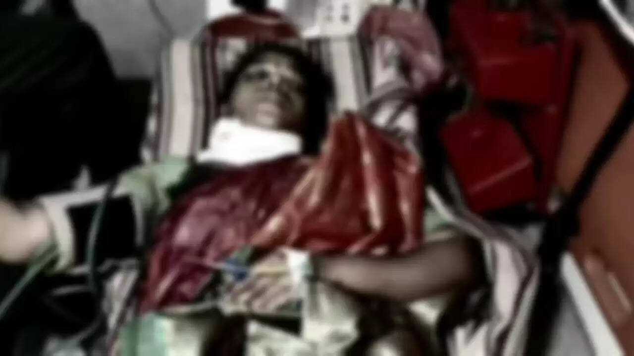 husband-stabs-wifes-neck-in-public-arrested